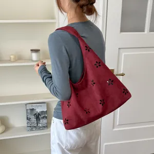 Borsa a tracolla hobo in camoscio rosso da donna, elegante borsa a sacco grande con intagli floreali