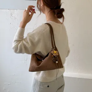 Sac à épaule en suédine marron pour femme, sac hobo élégant avec pendentif fleur, style quotidien chic.