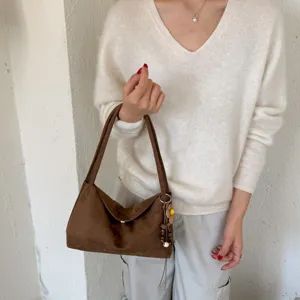 Sac à épaule en daim marron pour femme, élégant sac sous les bras avec joli pendentif.