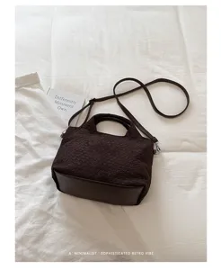 Bolso bandolera tejido marrón con asas, estilo retro minimalista para uso diario.