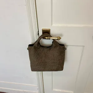 Bolso tote trenzado de cuero marrón detalle, elegante bolso de hombro grande para uso diario y trabajo.