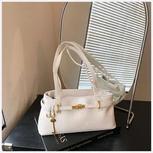 Klassische weiße PU-Leder Schultertasche mit goldenem Schloss und schickem Schlüssel-Anhänger.