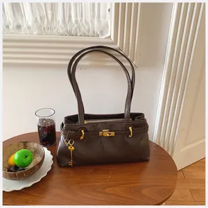 Braune Vintage Schultertasche mit goldenem Schloss, schicke retro Alltag Damentasche Neu.