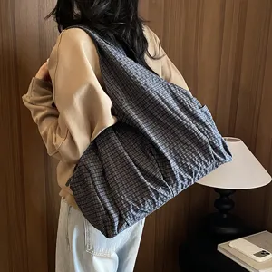Vista detallada del bolso tote a cuadros informal que muestra su gran capacidad y estilo.
