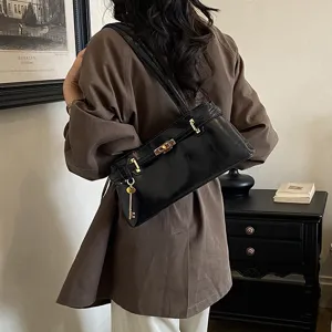 Retro schwarze Lackleder Umhängetasche mit goldener Hardware, elegante Pendler Handtasche.