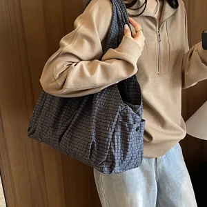 Vista detallada del gran bolso de hombro a cuadros con estilo casual para uso diario.