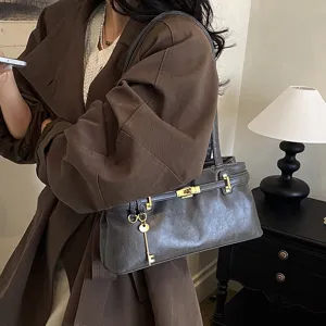 Retro Schulter-Unterarmtasche für Damen im Herbst mit Goldschloss und Schlüsselanhänger.