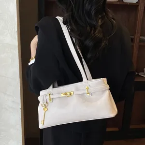 Weisse Retro Schultertasche fuer Damen mit goldenen Beschraegen, elegante Alltagstasche.