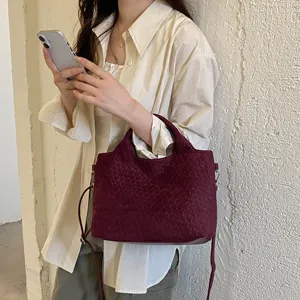Bolso tote de hombro tejido en burdeos chic, elegante bolso de mano casual para diario.