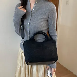 Bolso tote tejido de gran capacidad, elegante bolso de hombro casual para mujer moderna.