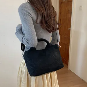 Bolso tote tejido de gran capacidad, bolso de hombro informal con diseño elegante.