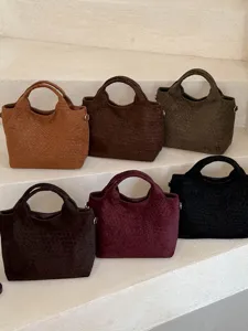 Elegante bolso tote grande para mujer, bolso de hombro casual con diseño texturizado.