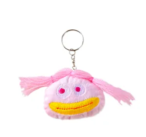 Süßer Plüsch Alien Schlüsselanhänger mit rosa Zöpfen und gelbem Mund für Taschen.