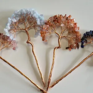 Vue détaillée du tissage manuel en fil de cuivre avec éclats de cristal pour DIY