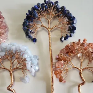Vue détaillée d'arbres de vie artisanaux en cuivre et éclats de cristaux colorés