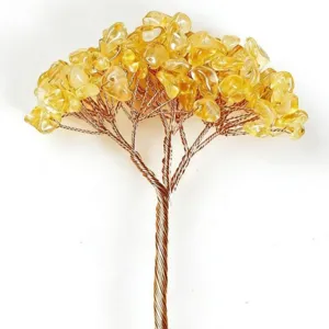 Détail d'un arbre en fil de cuivre fait main avec des éclats de cristal de citrine jaune