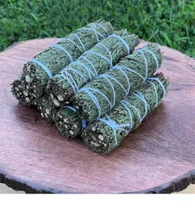 Set mit sechs natürlichen getrockneten Zedern-Räucherbündeln für Yoga und Meditation
