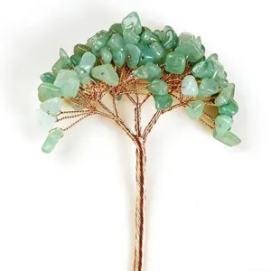Vue macro détaillée d'un arbre de vie en aventurine verte fait main avec fil de cuivre