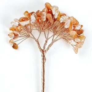 Détail d'un arbre en fil de cuivre torsadé avec éclats de cristaux oranges DIY
