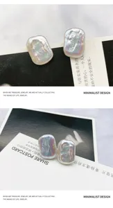 Makroaufnahme von unregelmäßigen Barock-Süßwasserperlen-Ohrringen auf Postkarte.