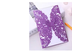 Detalle de invitación de boda con mariposa lila troquelada con láser para eventos
