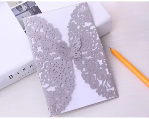 Elegante tarjeta de invitación de mariposa cortada con láser plateado con flores