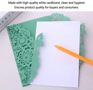 Detalle de invitación verde cortada con láser con motivos florales y tarjeta blanca