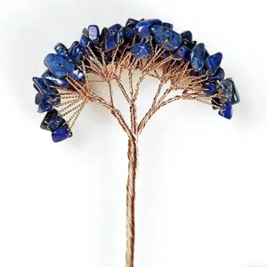Vue détaillée d'un arbre artisanal en fil de cuivre avec éclats de lapis-lazuli