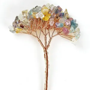 Détail d'un arbre de cristal en fil de cuivre fait main avec pierres polies colorées.