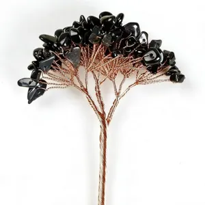 Vue détaillée d'un arbre en fil de cuivre avec pierres d'obsidienne noire.