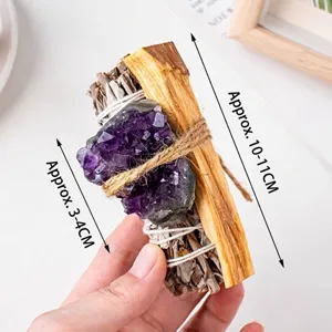 Detailansicht eines weißen Salbeibündels mit Palo Santo Stab und Amethystkristall