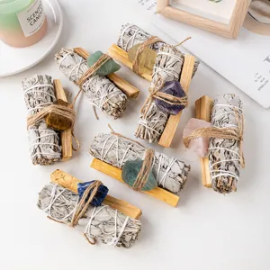 Detailansicht von weißem Salbei-Räucherbündeln mit Palo Santo und verschiedenen Rohkristallen