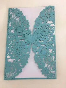 Elegante tarjeta de invitación cortada con láser con motivos de flores y mariposa