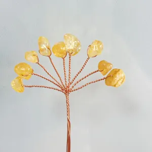 Vue rapprochée d'un arbre en cristal fait main en fil de cuivre et citrine jaune