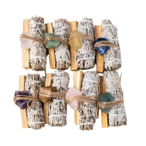 Natürliches Reinigungsset mit weißem Salbei, Palo Santo und Kristallen für Yoga-Meditation.