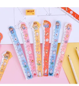 Gros plan détail de colorées transparentes règles d'étudiant mignonnes avec graphiques.
