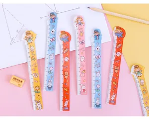 Règle en plastique transparente mignonne pour étudiants, détail de papeterie créative.