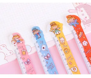 Vue détaillée de jolies règles en plastique transparent, ensemble de papeterie colorée.