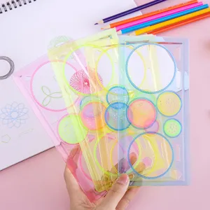Kleurrijke plastic spirograaf geometrische liniaal set, creatieve holle sjabloon voor kinderen.