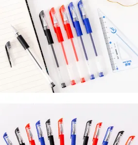 Detailansicht bunter Gelschreiber mit schwarzer, roter und blauer Tinte, glattes Schreiben.