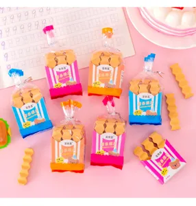 Primo piano dettagliato di simpatiche gomme per cancellare a forma di patatine fritte.