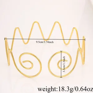 Primo piano del bracciale a spirale dorato, che mostra il suo design a filo regolabile.