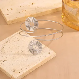 Bracciale da braccio minimalista in filo d'argento con spirali, gioiello da spiaggia chic