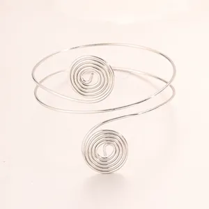 Bracciale da braccio a spirale in filo argentato minimalista, grazioso bijoux geometrico.