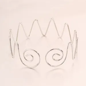 Bracciale da braccio a spirale in acciaio inossidabile argento aperto regolabile dettaglio.