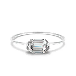 Minimalistischer Smaragdschliff Moissanit Ring in 925 Silber, zarter filigraner Schmuck.