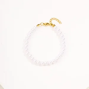 Elegant pearl bracelet with gold-tone metal clasp and extension chain for women chic daily wear