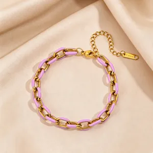 Edelstahl KUBANISCHE Kette Armband mit lila Emaille Detail, Nahaufnahme von poliertem Metall.