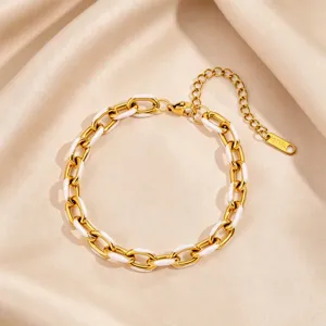 Gold-weißes Edelstahl Cuban-Kettenarmband Detail, elegantes Design mit Verlängerungskette.