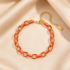 Nahaufnahme des golden-roten Emaillierten-Gliederarmbands mit feiner Textur und glänzender Optik.